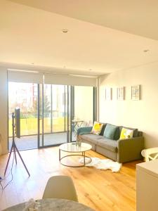 uma sala de estar com um sofá e uma mesa em One Bedroom with Roof Top Pool em Sydney