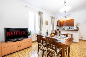 TV a/nebo společenská místnost v ubytování Easy Florence Scandicci