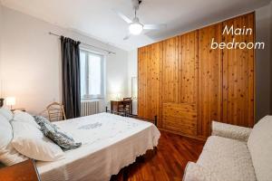 - une chambre avec un lit et un mur en bois dans l'établissement Easy Florence Scandicci, à Scandicci