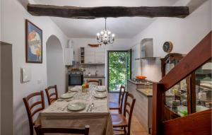 Ресторант или друго място за хранене в Beautiful Apartment In Caramanico Terme With 4 Bedrooms