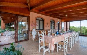 comedor con mesa y sillas en el patio en Cozy Home In Servigliano With Sauna, en Servigliano