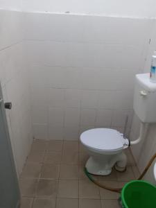 ガンバンにあるNORIS GUEST HOUSE 2のバスルーム(白いトイレ、シンク付)