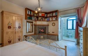 un soggiorno con camino e letto di Cozy Home In Servigliano With Sauna a Servigliano