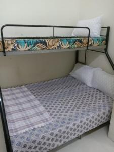 ein leeres Etagenbett mit einem Kissen darauf in der Unterkunft NORIS GUEST HOUSE 2 in Gambang