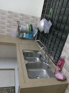un bancone della cucina con lavandino e mensola di NORIS GUEST HOUSE 2 a Gambang
