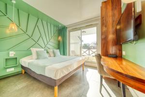Un pat sau paturi într-o cameră la Résidence Tropic Appart Hotel