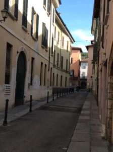 an empty street in an alley between buildings at APPARTAMENTO GALLO in Brescia