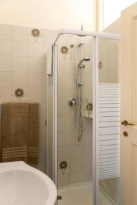 a bathroom with a shower and a sink at APPARTAMENTO GALLO in Brescia
