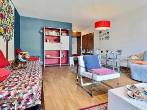 a living room with a dog sitting on a couch at Grand 2 pièces fonctionnel, balcon sud, cœur de station, 6 pers, parking inclus, proche pistes et commerces. - FR-1-411-381 in Tignes +8 photos