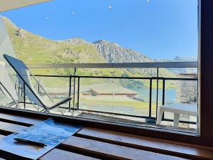 a room with a window with a table and a chair at Tignes: Grand appart 2 pièces, balcon, parking, 6 pers - FR-1-411-381 in Tignes