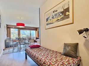 a living room with a couch and a dining room at Grand 2 pièces fonctionnel, balcon sud, cœur de station, 6 pers, parking inclus, proche pistes et commerces. - FR-1-411-381 in Tignes