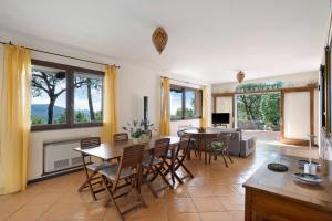 a kitchen and living room with a table and chairs at Dependance in Costiera Amalfitana in Cava deʼ Tirreni