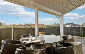 una mesa y sillas en un patio con vistas en Cozy Home In Hemmet With Kitchen, en Falen