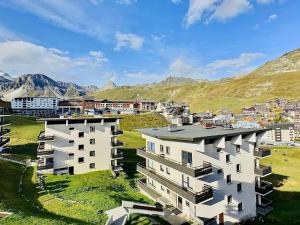 an aerial view of a city with buildings and mountains at Appartement spacieux 4 pièces 8 pers à Tignes, Lavachet, proche pistes & commerces, balcon sud - FR-1-411-313 in Tignes