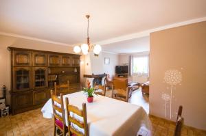 Un comedor y una sala de estar con mesa y sillas. en Traditional Brittany Home, en Quessoy