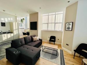 a living room with a couch and a table at Bright and Spacious 2 bed apt - sleeps up to 6 in Manchester