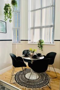 a dining room with a table and chairs at Bright and Spacious 2 bed apt - sleeps up to 6 in Manchester