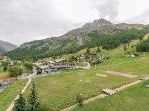 a village on a hill with mountains in the background at Studio Val-d'Isère, 1 pièce, 4 personnes - FR-1-694-209 in Val-d'Isère