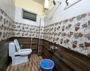 y baño con aseo y ducha. en Sannidhi Service Apartments, en Tirupati