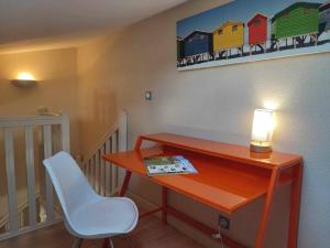 escritorio con lámpara y silla en una habitación en Charme de Victor ConciergerieDameCarcas, en Carcassonne