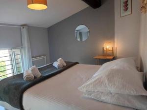 1 dormitorio con 1 cama grande y toallas. en Charme de Victor ConciergerieDameCarcas, en Carcassonne