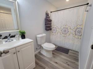 Ένα μπάνιο στο 3 mins to All Things Waco: Casita