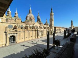 un gran edificio con gente caminando delante de él en AZ El Balcón a la Basílica I - vistas inmejorables a la Basílica del Pilar!, en Zaragoza