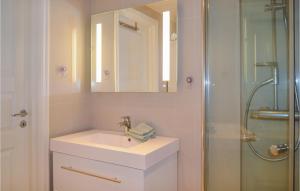 Kúpeľňa v ubytovaní Cozy Apartment In Vestre Vinnesvg With Kitchen
