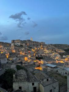 una vista de una ciudad de noche en Marsili Suite, en Matera