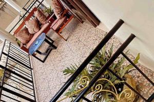 - un balcon avec un banc et un canapé dans l'établissement Cozy City Retreat, à Rubavu