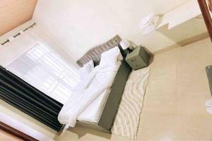 Postel nebo postele na pokoji v ubytování Cozy City Retreat