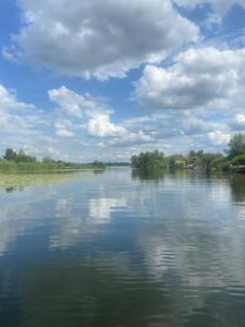 una vista de un río con un cielo nublado en La Mare Houseboat, en Nederhorst den Berg