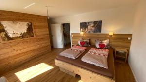 Giường trong phòng chung tại Villa Herzland Allgäu mit großem Garten und gemütlichem Kaminfeuer inklusive KÖNIGSCARD, Skipass, Bergbahn, Therme inkl