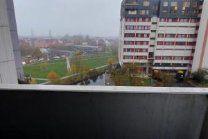 uitzicht op een rivier vanuit een raam van een gebouw bij Private Apartment in Hannover
