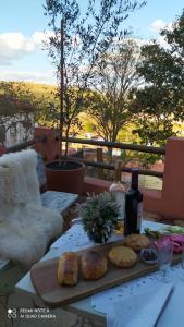 a table with a tray of food and bottles of wine at Casa Europeia em Cunha in Cunha