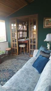 a bedroom with a bed and a desk in a room at Casa Europeia em Cunha in Cunha