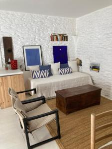 カダケスにあるApartamento Palau Cadaquesのリビングルーム(ベッド1台、椅子付)