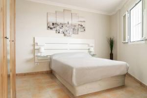 um quarto branco com uma cama branca num quarto em Ocean Frontline em Santa Cruz de Tenerife