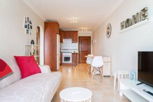uma sala de estar com um sofá branco e uma cozinha em Ocean Frontline em Santa Cruz de Tenerife