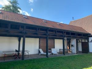 einen Pavillon mit 2 Stühlen und einem Picknicktisch in der Unterkunft Bauernhof - Auszeit mal anders in Seckach