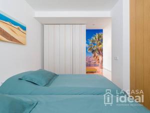 سرير أو أسرّة في غرفة في Apartamento Hotel y Playa