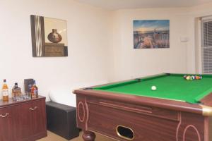 Zimmer mit Billardtisch in einem Zimmer in der Unterkunft The Bournemouth Villa by the Sea, sleeps 26 in Bournemouth