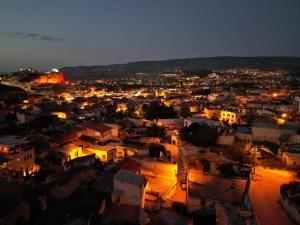 Nespecifikovaný výhled na destinaci Nevsehir nebo výhled na město při pohledu z prázdninového domu