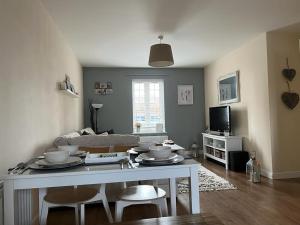salon ze stołem i 2 krzesłami w obiekcie Home Away from Home: Cozy Two Bedroom Apartment w mieście Banbury