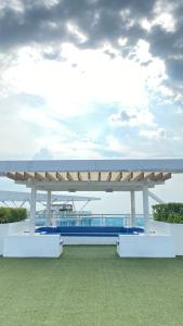 Bazén v ubytování Azure Urban Beach Resort Residences nebo v jeho okolí + 8 fotografií