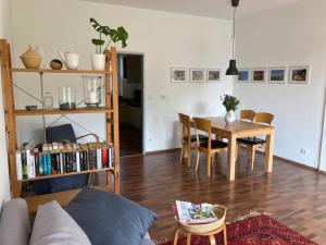 uma sala de estar com uma mesa e uma sala de jantar em Wohnung im Grünen 