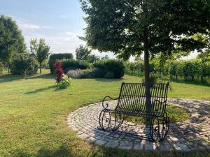 um banco de parque ao lado de uma árvore num campo em Wohnung im Grünen 