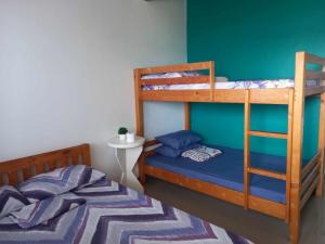 une chambre avec deux lits superposés et une table dans l'établissement COSTA DE ANGELO BOLO BEACH RESORT, à Alaminos