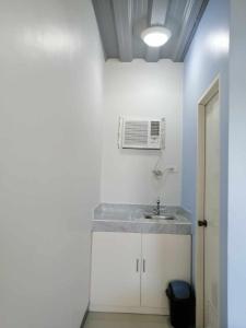 La salle de bains est pourvue d'un lavabo et de la climatisation. dans l'établissement COSTA DE ANGELO BOLO BEACH RESORT, à Alaminos