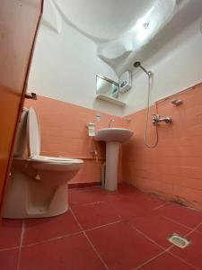 łazienka z toaletą i umywalką w obiekcie Cappadocia Landscape House w mieście Nevşehir
